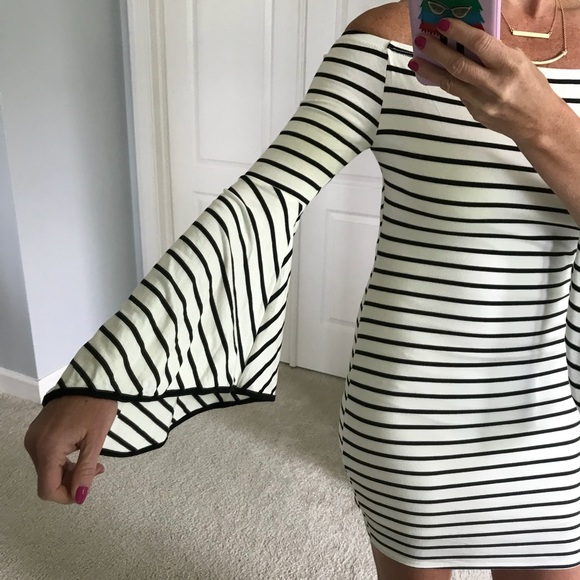 🎉1 SMALL🎉Off the Shoulder Bell Sleeve Dress - Picture 4 of 8